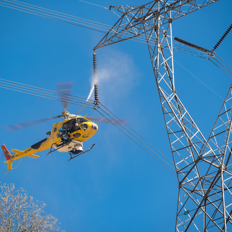 Powerline insulator washing service with a helicopter